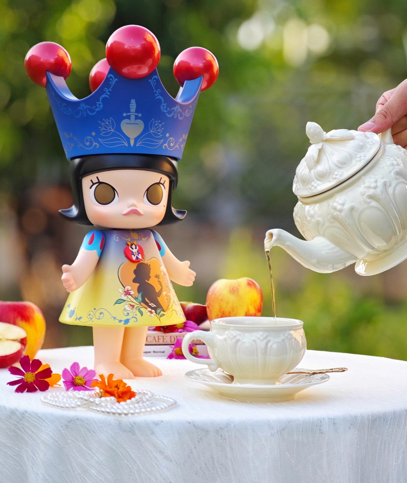 MEGA ROYAL MOLLY 400% - SNOW WHITE